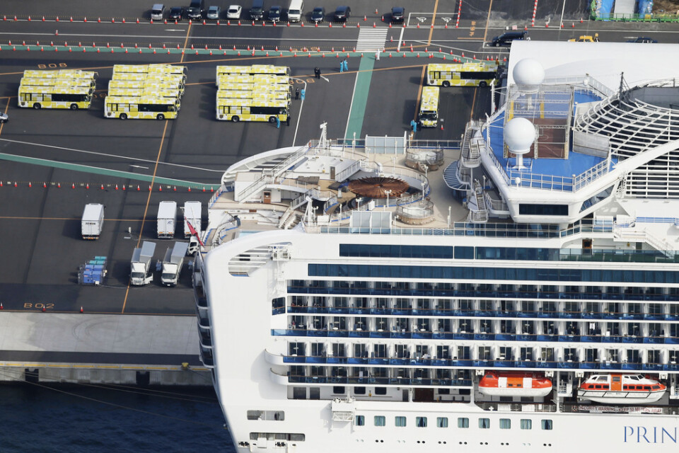 Bussar ska ta passagerare som testat negativt för coronaviruset från fartyget Diamond Princess i Yokohama i Japan.