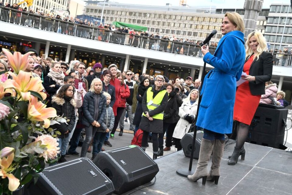 Sergel torg i Stockholm förrförra söndagen: Jämställdhetsministern Åsa Regnér (S) talade under #metoo-manifestationen. Intill henne moderatorn och journalisten Frida Boisen.