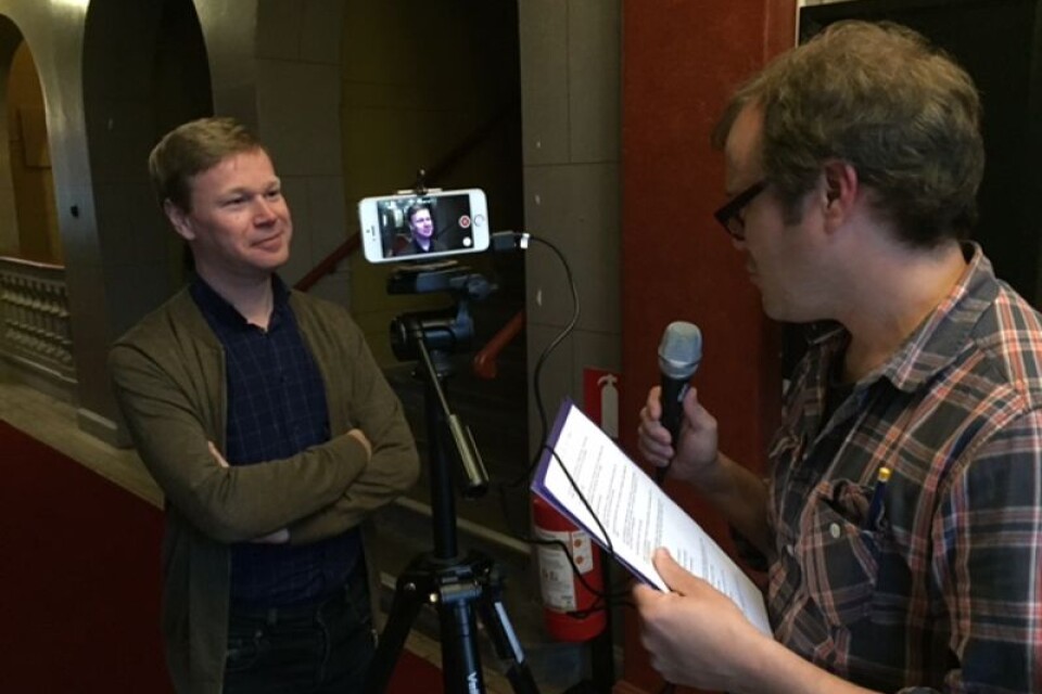 YA:s reporter Fredrik Sjöstrand träffade Johan Glans på teatern i Ystad.