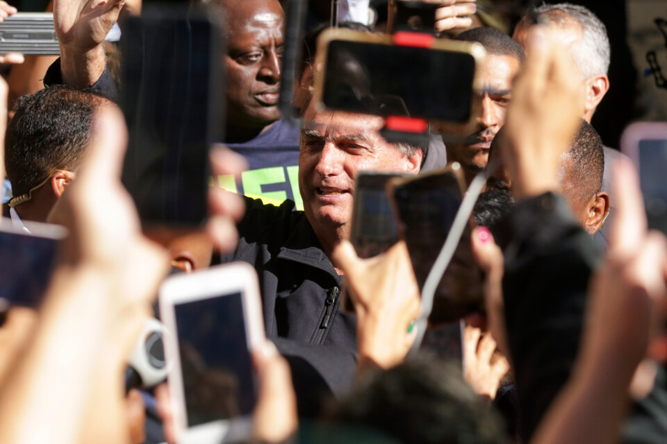 Jair Bolsonaro vinkar till sina anhängare vid återkomsten från USA i förra veckan.