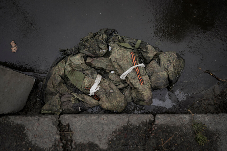 Rysk uniform övergiven vid trottoaren i Irpin den 9 mars.