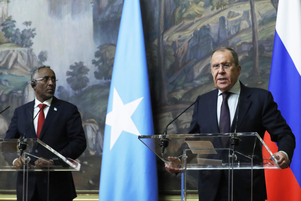 Somalias utrikesminister Abshir Omar (vänster) gästar den ryske utrikesministern Sergej Lavrov i Moskva.