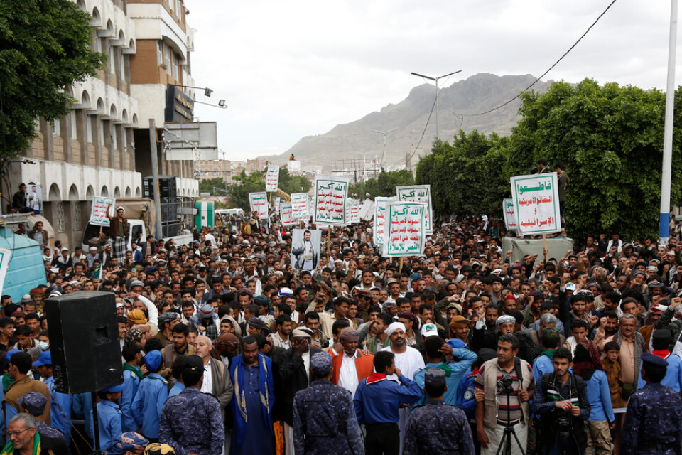 Anhängare till shiamuslimska Huthirörelsen demonstrerade i Jemens huvudstad Sanaa i mars. Arkivbild.