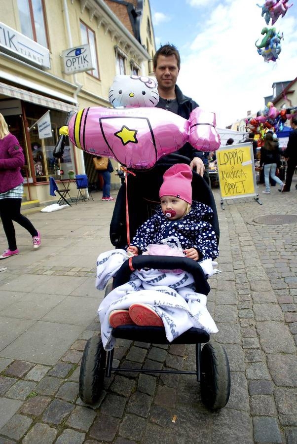 Markus Augustsson med dottern Tuva besökte Nybro marknad. En rejäl ballong fick pynta barnvagnen.