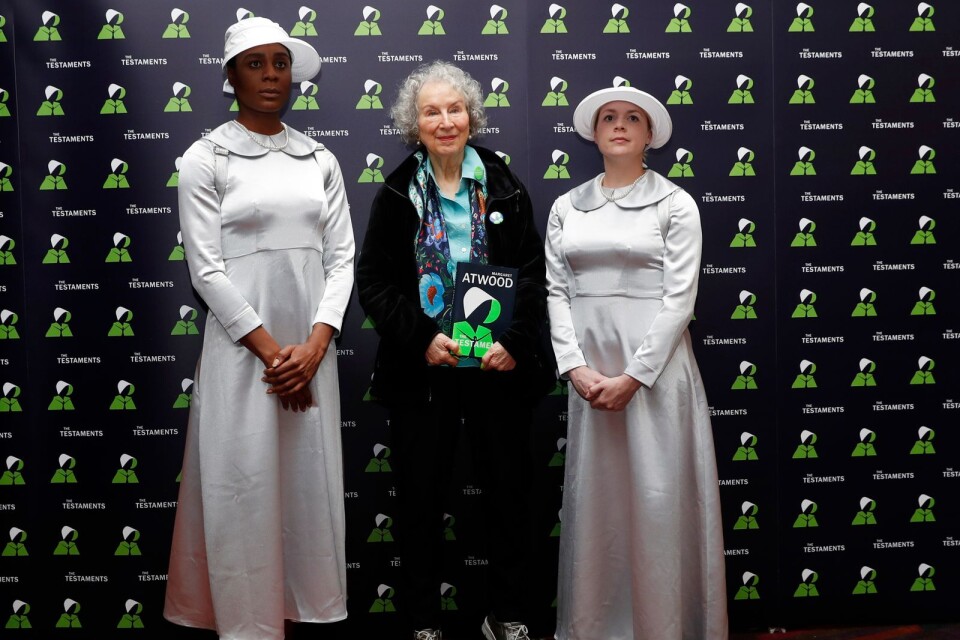 För Margaret Atwood är dystopin och utopin varandras förutsättningar. På en presskonferens i London berättar hon om uppföljaren till "Tjänarinnans berättelse", boken "Gileads döttrar".