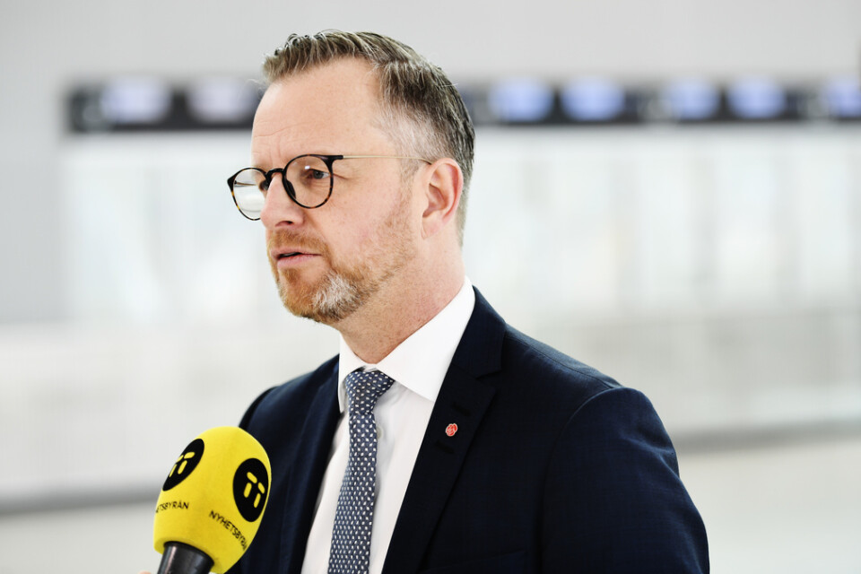 "Alla myndigheter går igenom det och ser till att man prioriterar det som är viktigast. Det förutsätter man att alla myndigheter gör i Sverige i dag", säger inrikesministern Mikael Damberg, för dagen på besök i Bryssel.