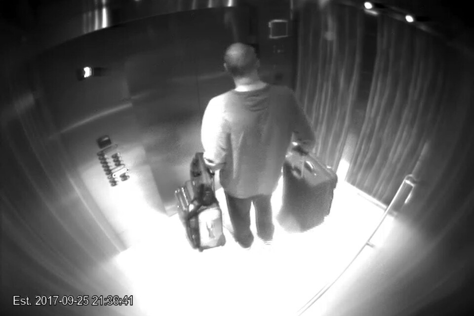 Stephen Paddock med bagage i hissen på hotellet Mandalay Bay. Övervakningsbilden offentliggjordes av hotellägaren efter dådet.