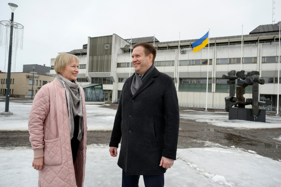 Päivi Pietiläinen, chef för Villmanstrands internationella relationer, och Kimmo Jarva, stadens borgmästare, på torget framför stadshuset, där den ukrainska flaggan hissats.