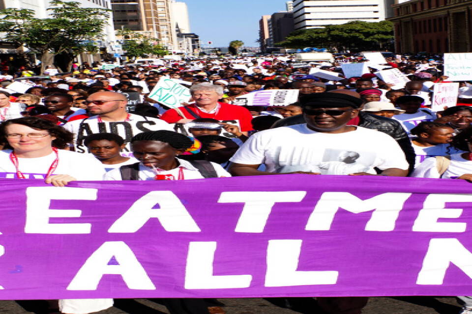 Människorättsaktivister framför krav på att hiv-smittade ska få behandling vid en demonstration i Durban i Sydafrika 2016. Arkivbild.