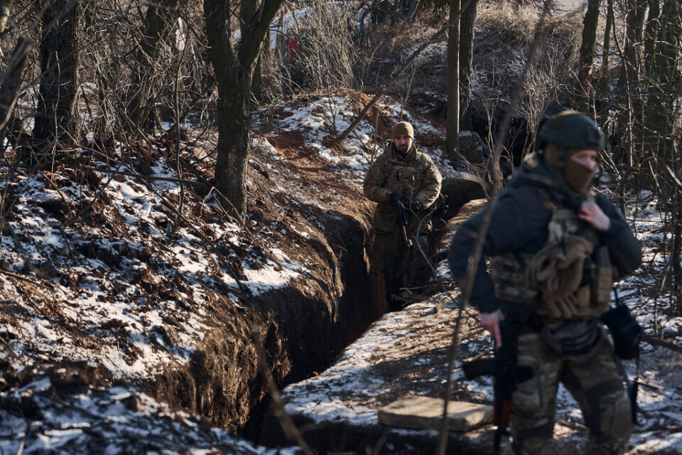 Ukrainska soldater i en skyttegrav utanför Bachmut i Donetsk på onsdagen.