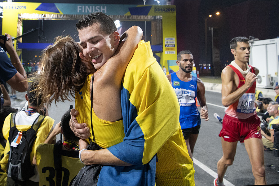 Sveriges Perseus Karlström får en kram av mamma Siv Karlström efter att ha tagit brons i herrarnas 20 km gång under friidrotts-VM i Doha.