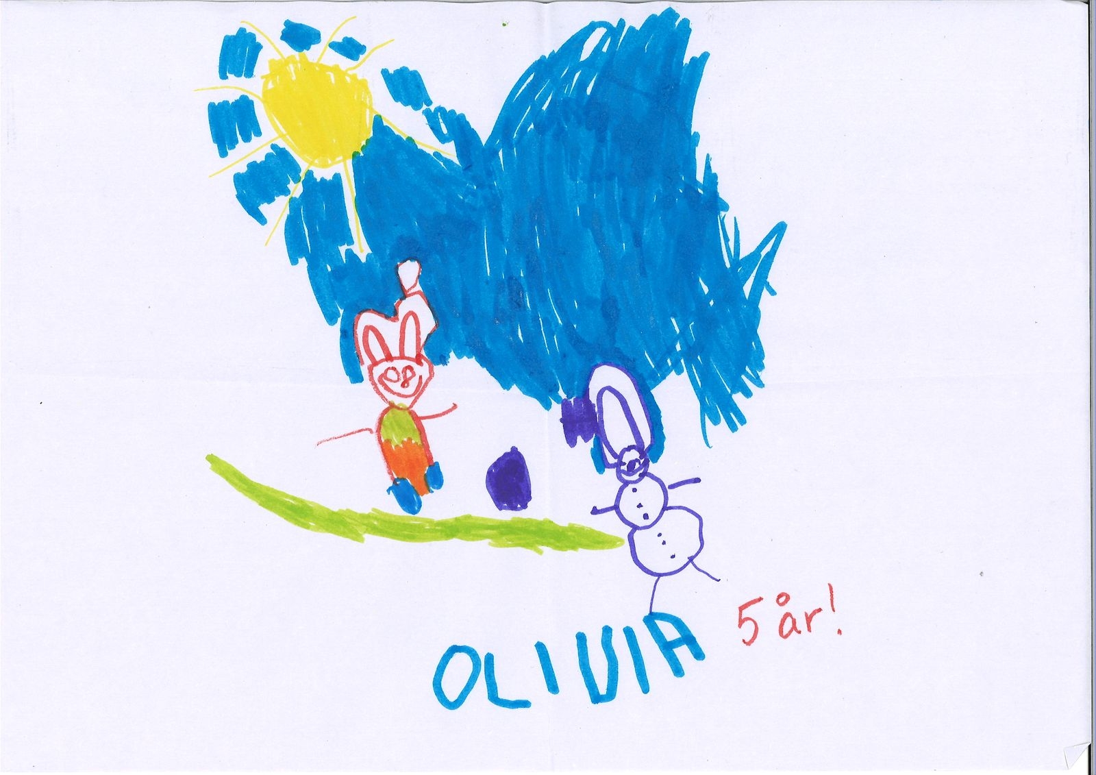 Olivia Mölstad, 5 år i Ingelstad, önskar sig robotar som bråkar om en fjärrkontroll i julklapp. Hon har ritat en teckning när en snögubbe och en kanin spelar fotboll när det är sol ute.