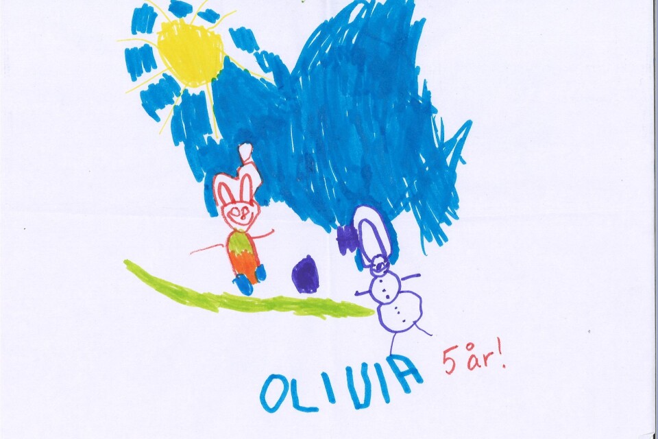 Olivia Mölstad, 5 år i Ingelstad, önskar sig robotar som bråkar om en fjärrkontroll i julklapp. Hon har ritat en teckning när en snögubbe och en kanin spelar fotboll när det är sol ute.