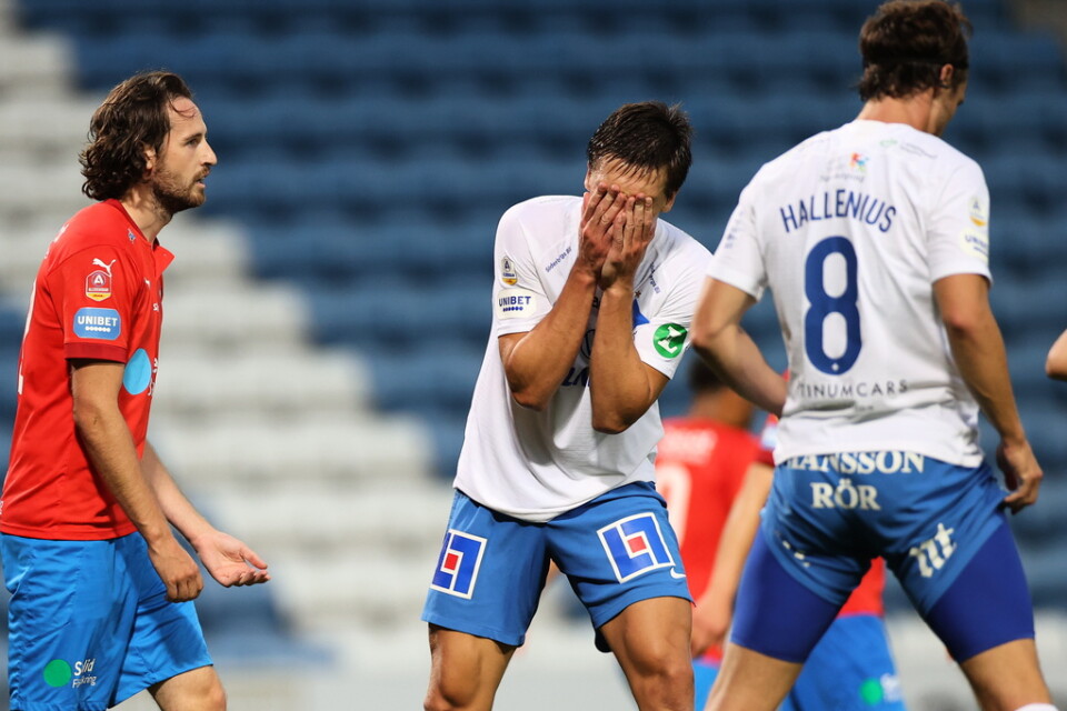 Norrköpings Simon Thern deppar efter slutsignalen och 2–3-förlusten i måndagens allsvenska fotbollsmatch mellan Helsingborg och IFK Norrköping.