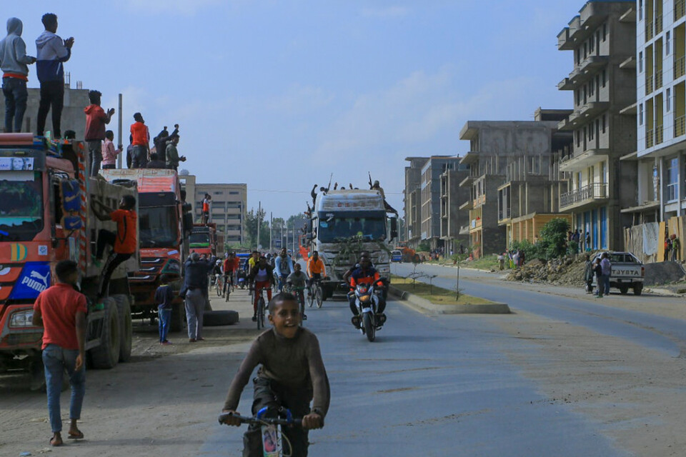 Tillfångatagna etiopiska styrkor samt allierade milismedlemmar körs med lastbil av TPLF genom staden Mekele.