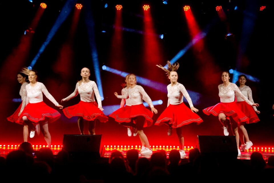 Aerobic blir det när tjejerna från gymnasiet dansar på scen. Foto: Urban Nilsson