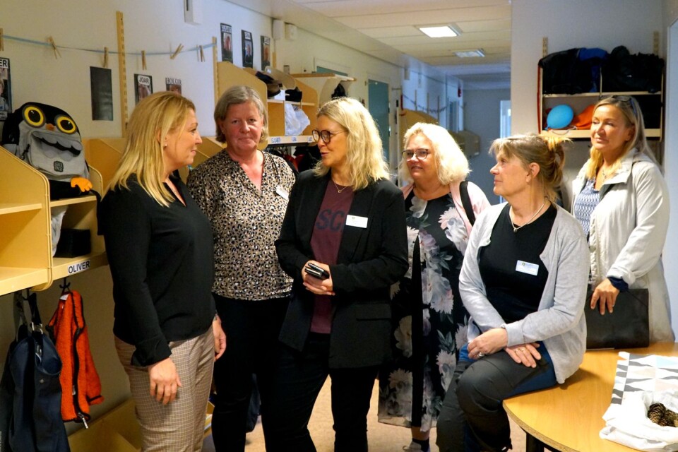 Johanna Jaara Åstrand guidas runt förskolan i Töllsjö och har mycket att prata om med Annika Jonshede, Linda Andersson, Annelie Fischer, Karin Lindgren och Caroline Wermäng.