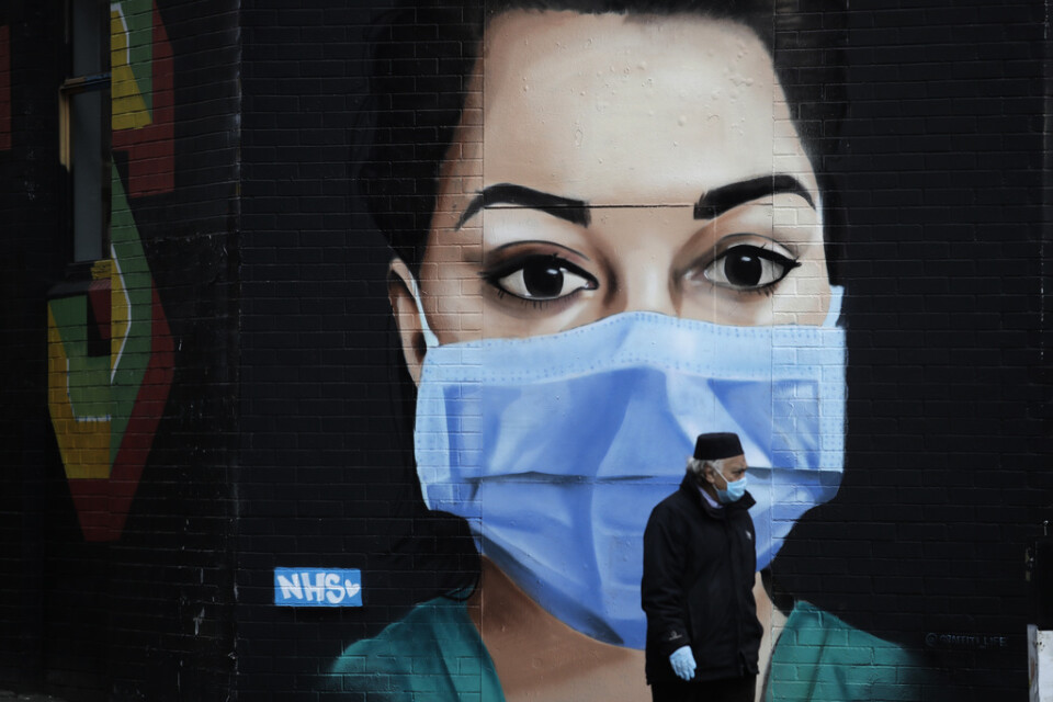 En man i London passerar en muralmålning av konstnären David Speed på torsdagen.