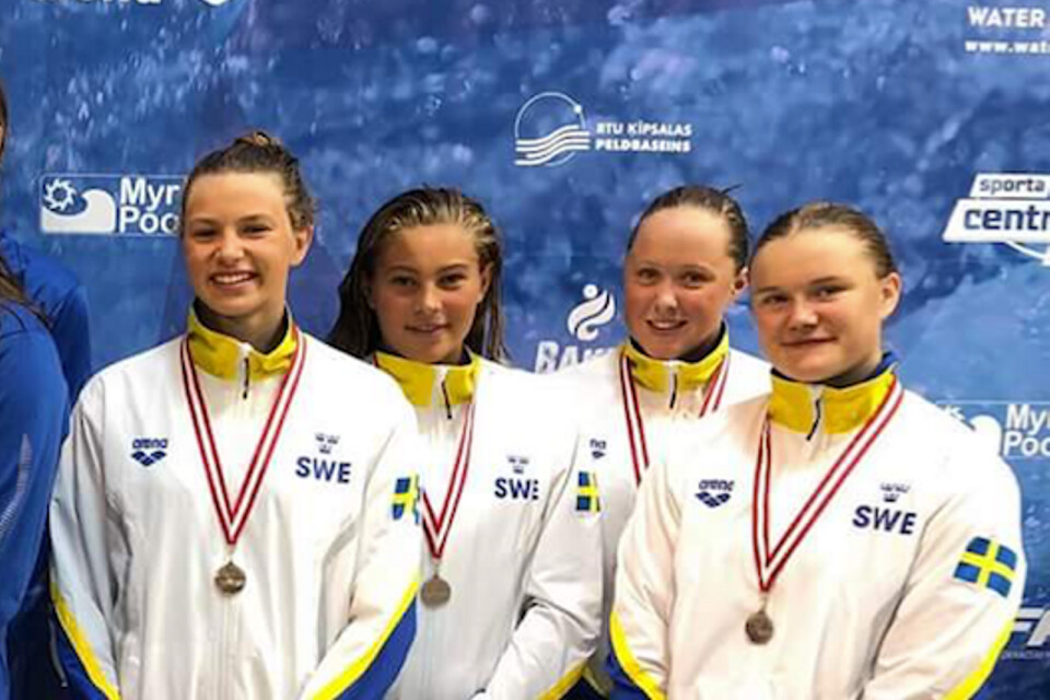 Olivia Hansson (vänster) med lagkamrater och bronsmedaljer efter tredjeplatsen på NM.