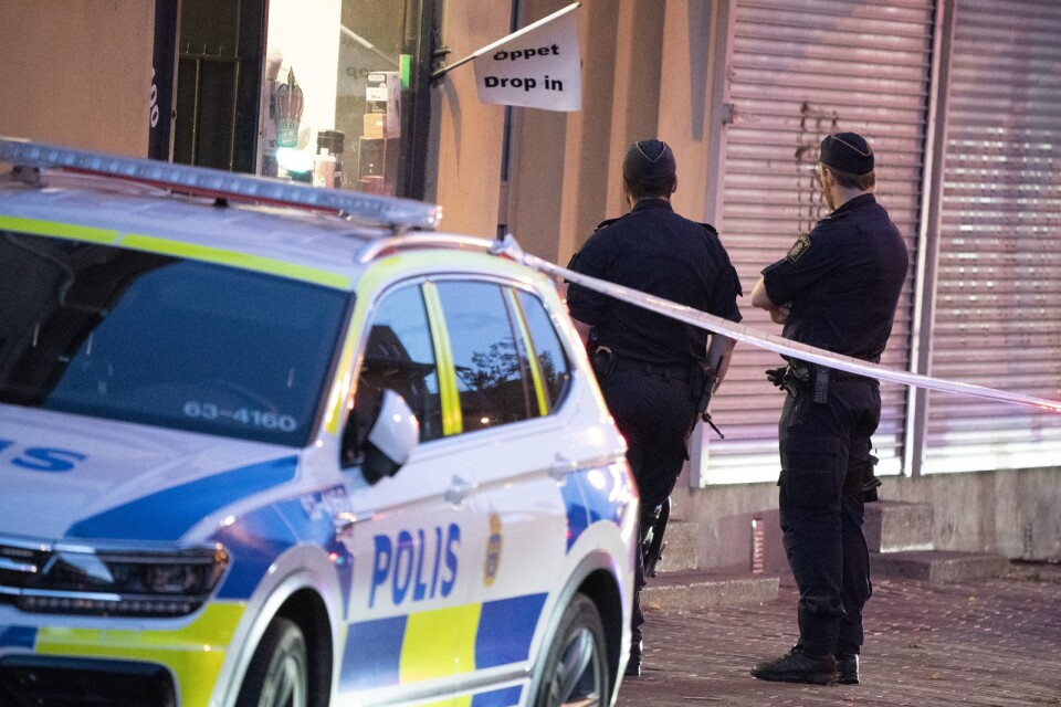Polis och avspärrningar utanför en frisersalong på Södra Stenbocksgatan i Helsingborg efter att en yngre man förts till sjukhus i en privatbil.