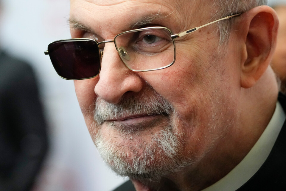 Författaren Salman Rushdie tar emot Pen-pris för århundradets mod i New York.
