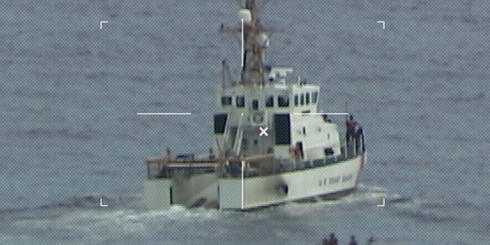 Amerikansk kustbevakning söker överlevande i havsområden mellan Bahamas och Florida.
