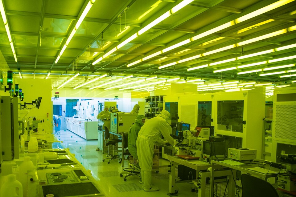 I det så kallade MC2-huset på Chalmers-området i Göteborg finns denna 1 000 kvadratmeter stora så kallade renrummet. Där arbetar forskarna i täta dräkter eftersom extremt känsliga och extremt små så kallade nanopartiklar är avgörande för utvecklingen av en så kallad kvantdator.