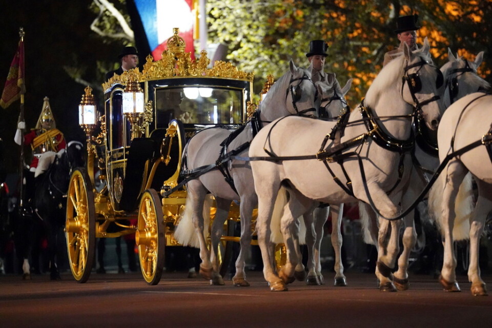 Den pampiga, hästdragna vagn, Diamond Jubilee State Coach, som ska frakta kung Charles och hans Camilla till Westminister Abbey inför kröningen den 6 maj.