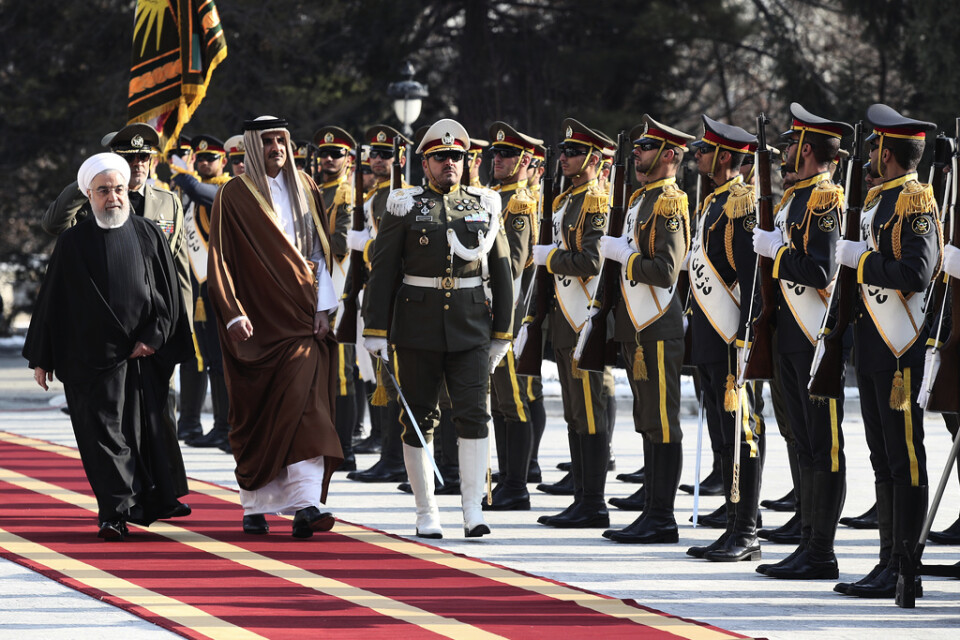 Irans president Hassan Rohani och Qatars emir Tamim bin Hamad Al Thani inspekterar hedersvakten när det officiella besöket inleddes på söndagen.