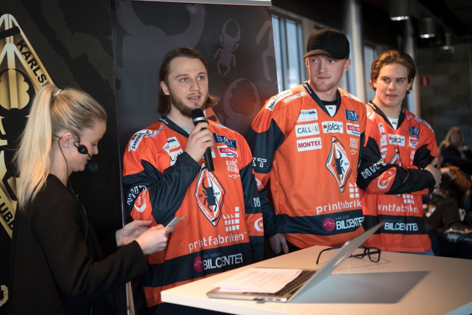 Här är en trio som lär vara på isen i premiären mot Västerås. Daniel Norbe, Jospeh Jonsson och Kalle Miketinac har redan kritat på för KHK.