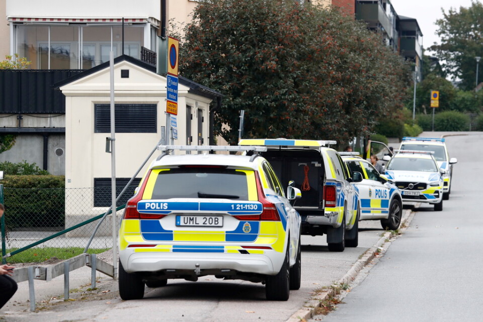 Poliser i Sala backe i Uppsala 12 september, då en man sköts ihjäl i ett trapphus. Enligt polisen tros det ha varit en så kallad felskjutning, och en anhörig till Rawa Majid misstänks ha varit den riktiga måltavlan, enligt SVT.