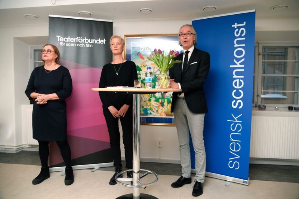 Anna Wahl (mitten) tillsammans med Teaterförbundets ordförande Anna Carlson och Svensk Scenkonsts ordförande Stefan Forsberg under en pressträff i Stockholm.