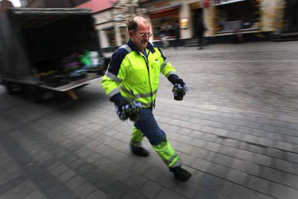 Parkarbetaren Jan-Åke Hansson räknar med att allting kommer att bli lite försenat jämfört med ett vanligt år eftersom vintern varit så lång.