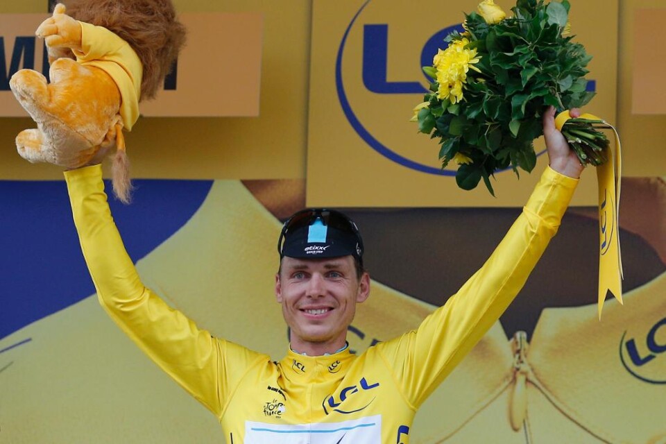 Tysken Tony Martin vann tisdagens 223,5 kilometer långa etapp i Tour de France, som körde mellan Seraing i Belgien och Cambrai i Frankrike. I och med etappsegern tar Martin även över den gula ledartröjan i touren. Med tre kilometer kvar att köra bröt s