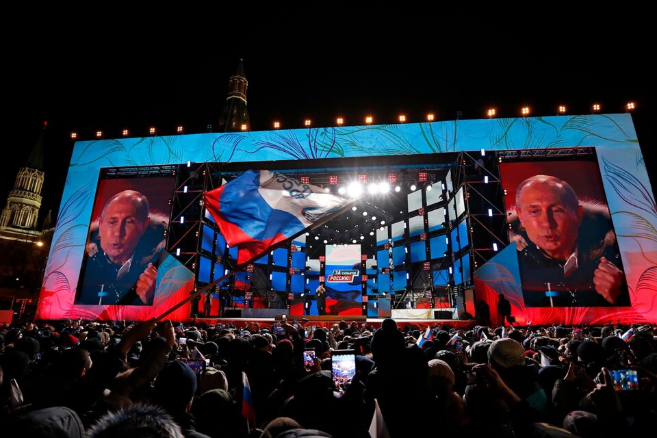 Omvald för sex nya år. Här håller Vladimir Putin sitt segertal utanför Kreml natten till måndagen.