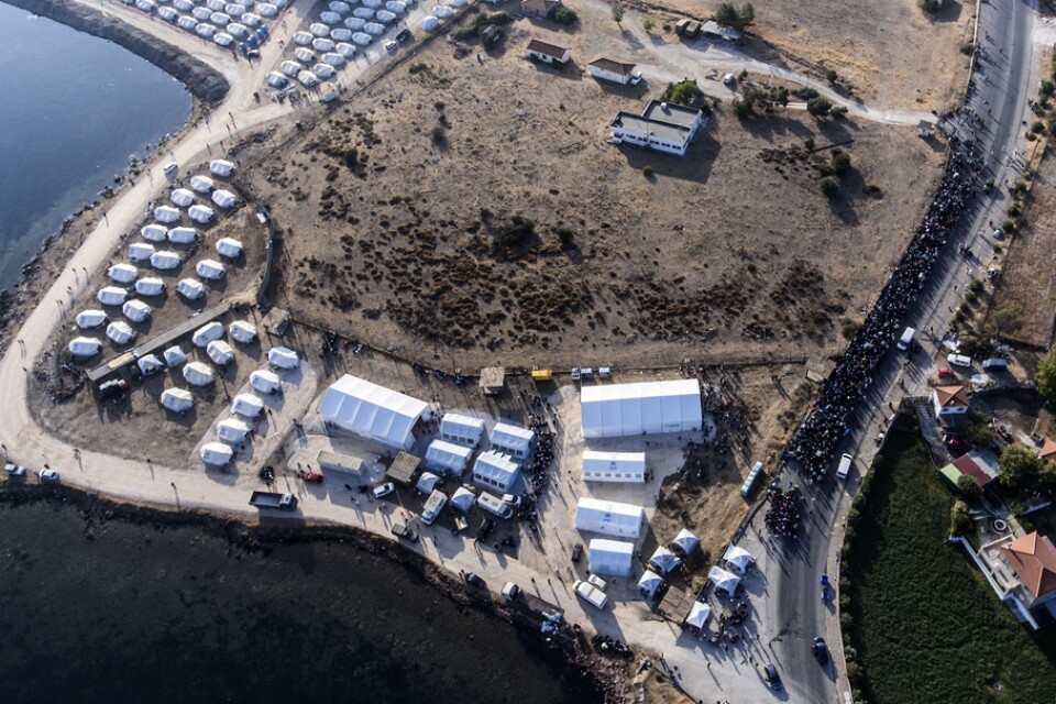 Omkring 9|000 personer ska ha flyttat in i det tillfälliga lägret på Lesbos.