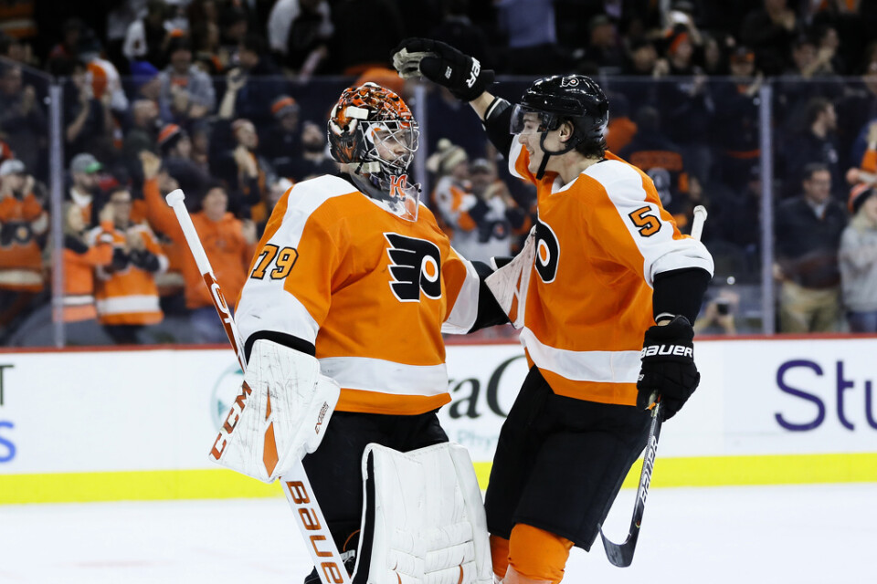 Philadelphias Carter Hart och Philippe Myers firar vinsten över Washington i NHL-ishockeyn.