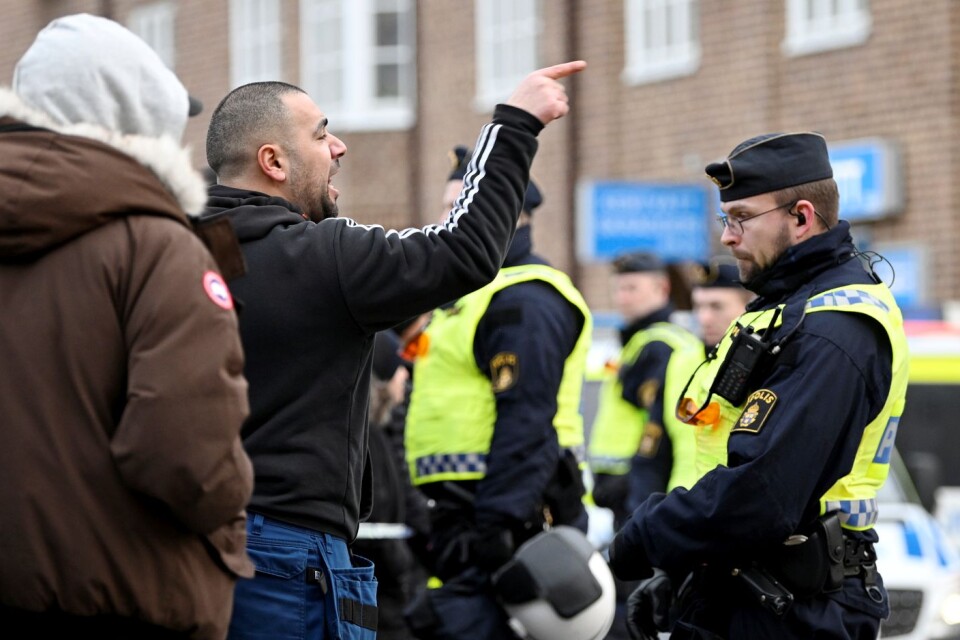 Polis separerar personer när Rasmus Paludan, partiordförande högerextrema partiet Stram Kurs, talar under demonstration vid Värnhemstorget i Malmö den 19 april.