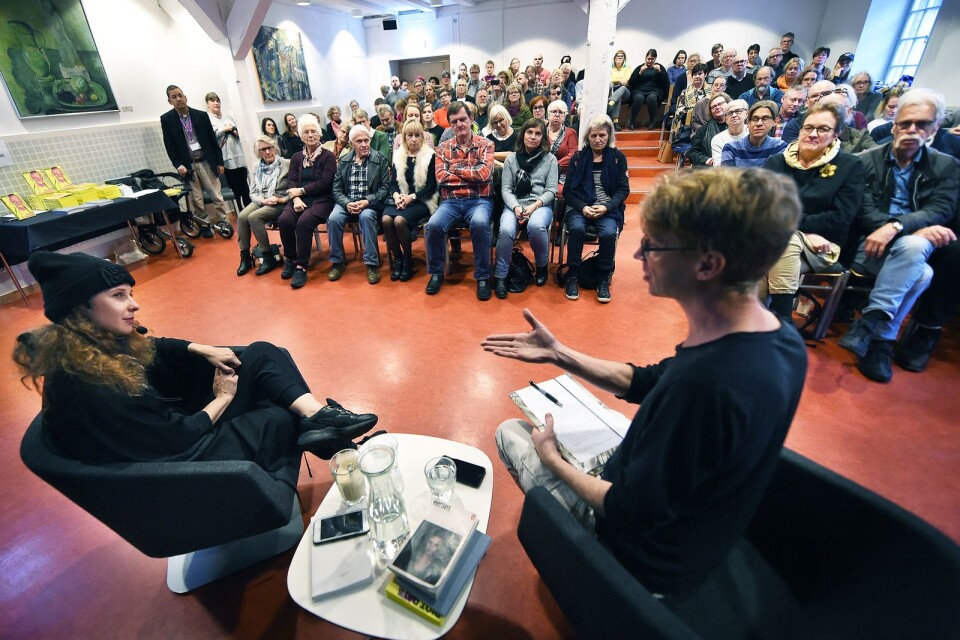 Pussy Riot-medlemmen Maria Aljochina besökte Sverige, trots utreseförbud, i samband med att hennes bok kom på svenska. En av platserna hon framträdde på var på Regionmuseet i Kristianstad, söndagen 11 november. På scen samtalade hon med förläggaren och översättaren Mikael Nydahl.