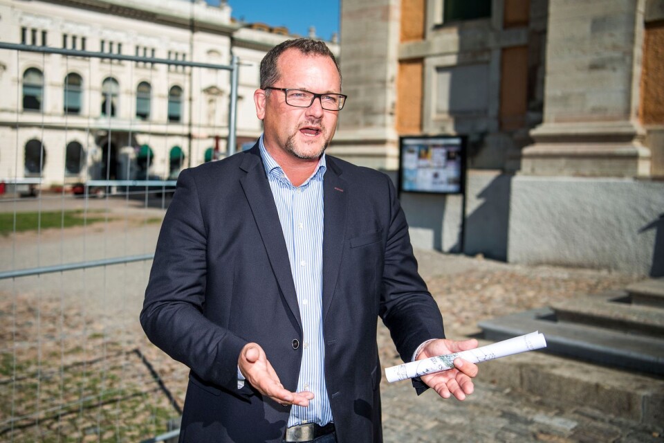 Stadsarkitekt Hans Juhlin backas upp av tre tunga politiker i miljö- och samhällsbyggnadsnämnden efter Peter Öjerskogs angrepp.