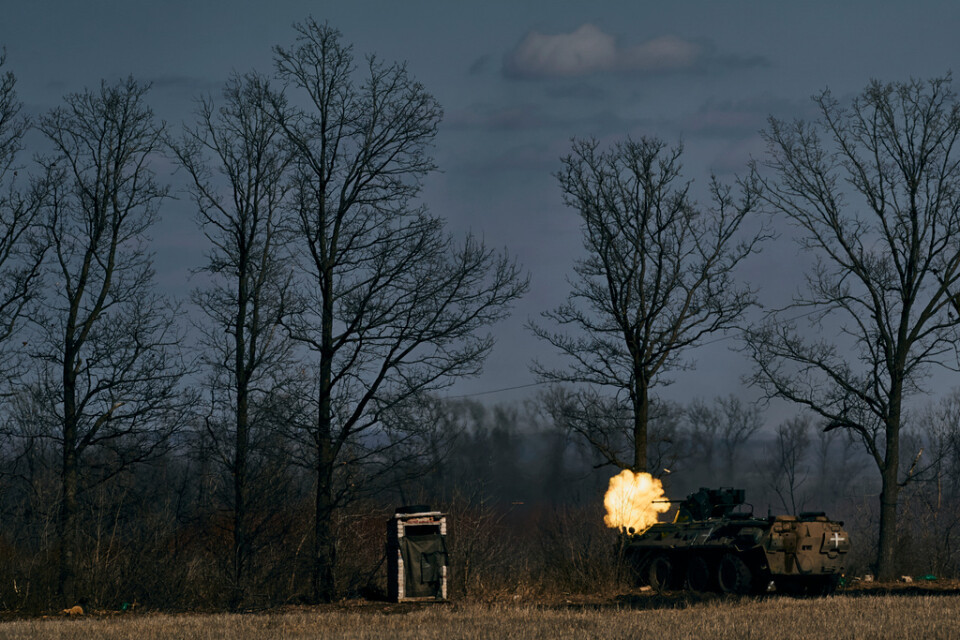Ett ukrainskt pansarfordon ger eld vid fronten i Tjasiv Jar i Donetsk, på måndagen.