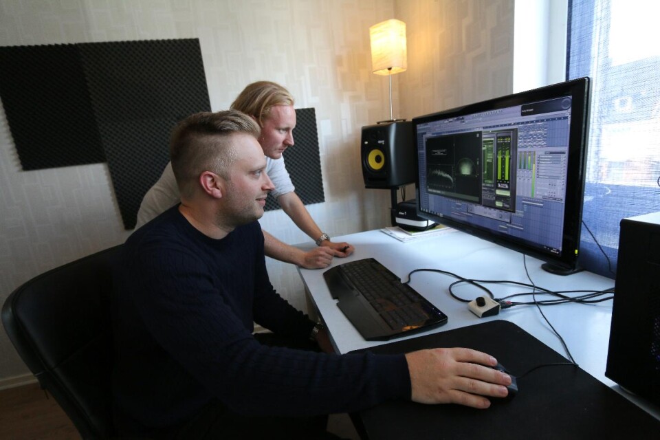 Bollebygdsduon Stadjon, det vill säga Tobias Hederstad och Jonas Agerblom, mixar sina låtar vid datorn. Foto: Anne Engström