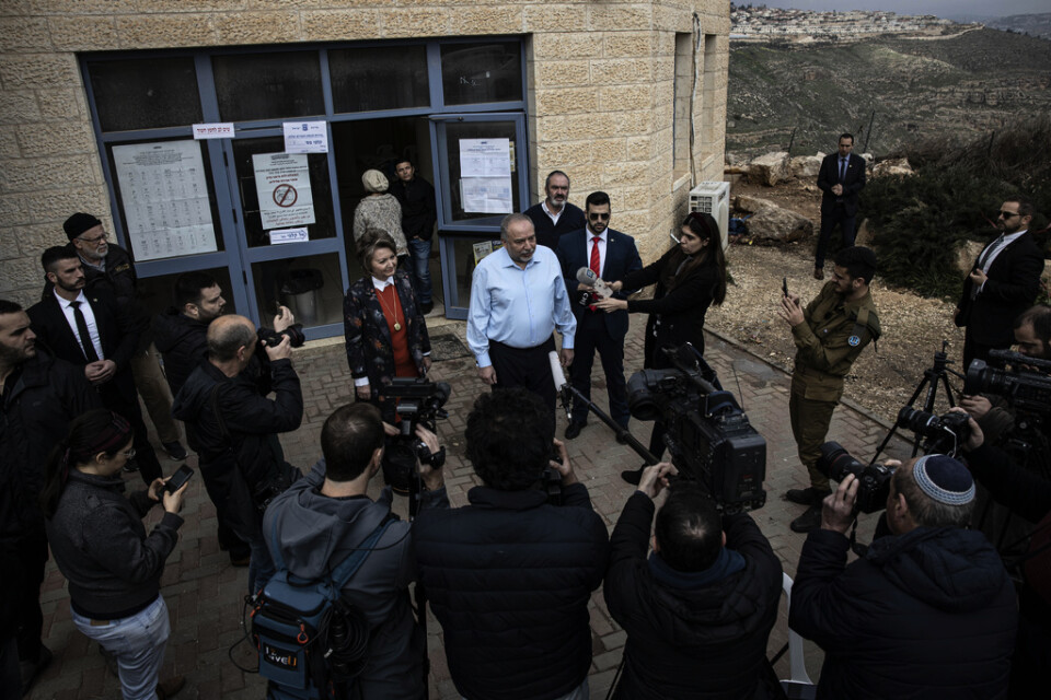 Avigdor Lieberman, partiledare för Yisrael Beitenu, lade sin röst i den israeliska bosättningen Nokdim på måndagsmorgonen.