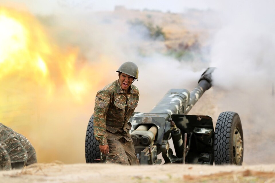 En armenisk soldat avfyrar artilleri mot azeriska posteringar nära den omtvistade utbrytarregionen Nagorno-Karabach.