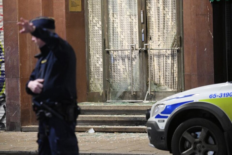 Polis vid entrén till lokalen på Rundelsgatan i Carolikvarteren i Malmö som skadats på torsdagskvällen. Polisen fick in flera larm om en smäll vid klockan 21.