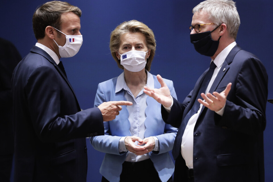 Coronapandemin lär fortsatt prägla arbetet för EU-kommissionens ordförande Ursula von der Leyen – här i mitten, tillsammans med Frankrikes president Emmanuel Macron till vänster och Europeiska rådets generalsekreterare Jeppe Tranholm Mikkelsen till höger. Arkivbild.