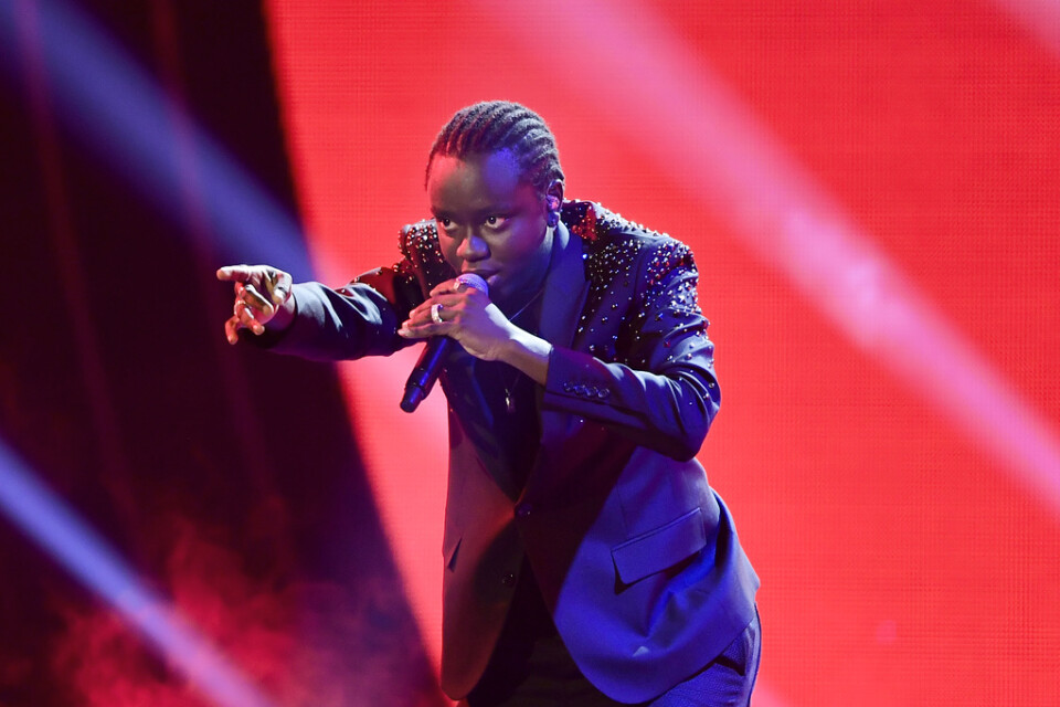 Tusse Chiza tog revansch på en svajig förstalåt i framförandet av andra låten, "Rise like a phoenix".