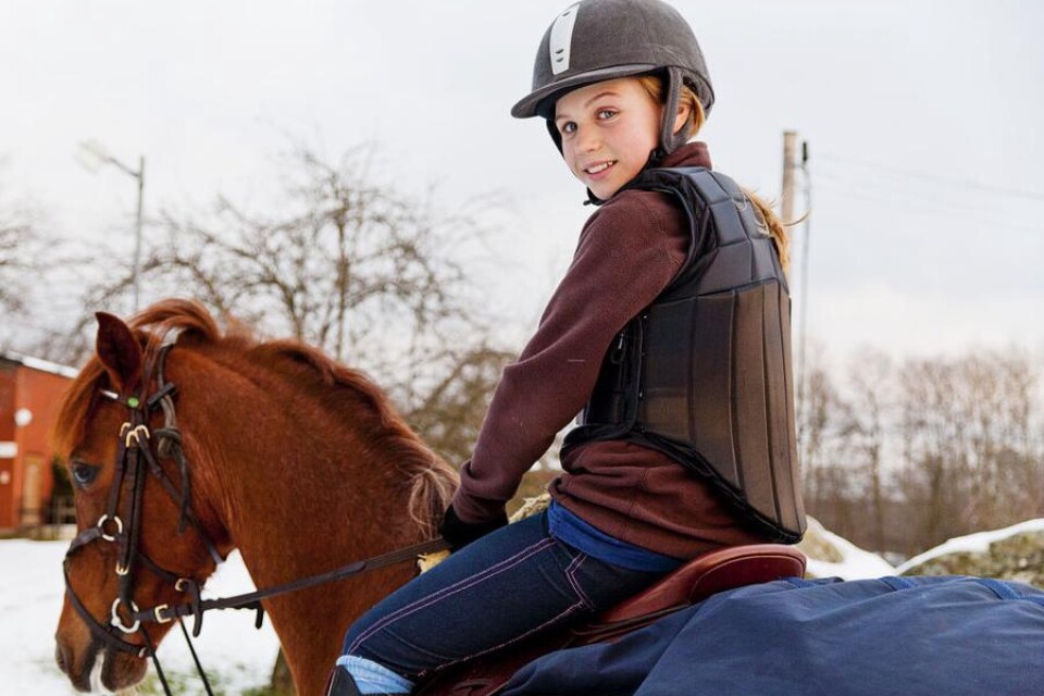 Hanna Svensson, 11, har skaffat sig stor vana på hästryggen.
