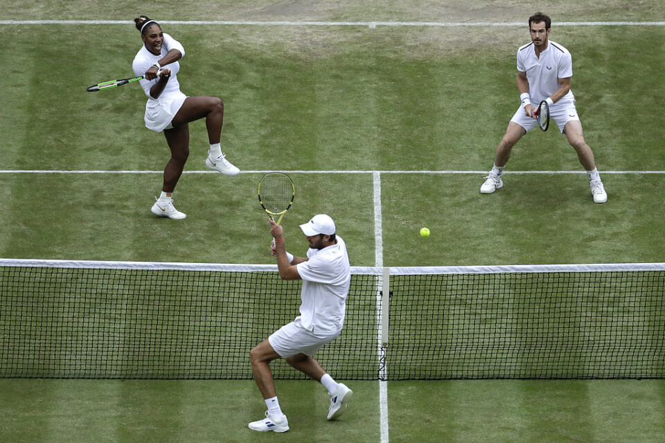 Serena Williams och Andy Murray lockade storpublik i den andra omgången i mixeddubbel i Wimbledon.