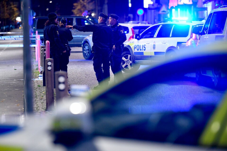Två personer har skottskadats i Malmö.
